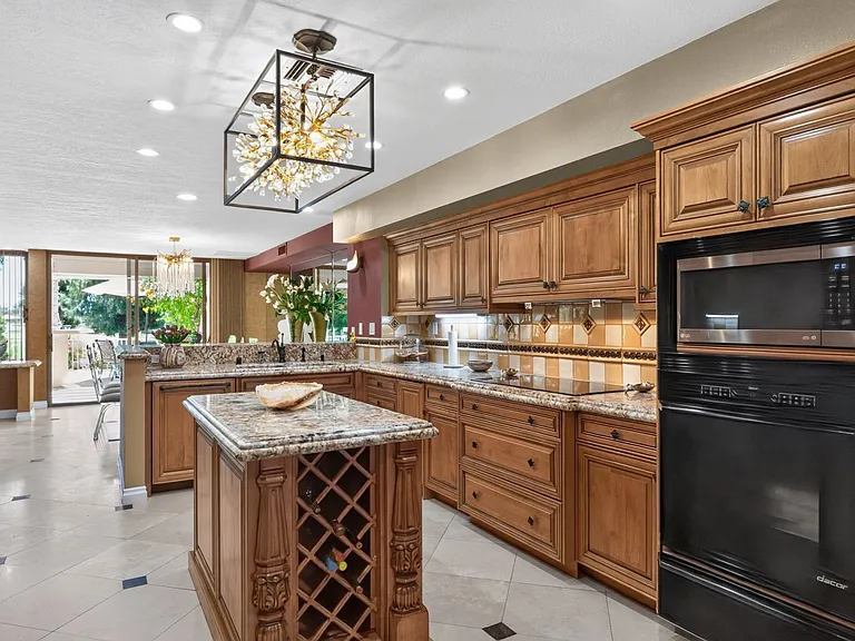 216 W Kavenish Dr — Photo 10
