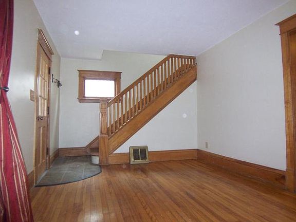 3rd image of 416 Saratoga St S