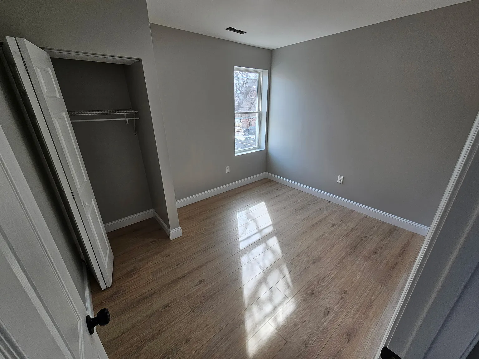 3 bed, 900 sqft, $2,200 — Photo 4