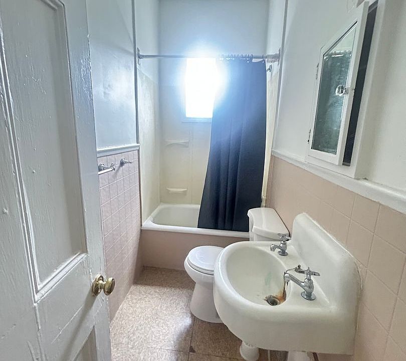 2nd image of 1808 W Tioga St #3R
