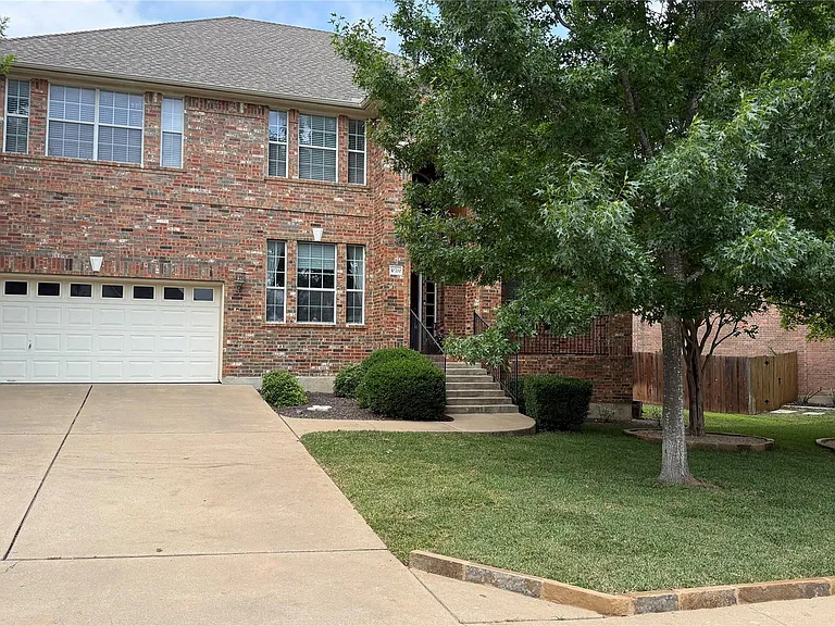 10700 Pointe View Dr — Photo 1
