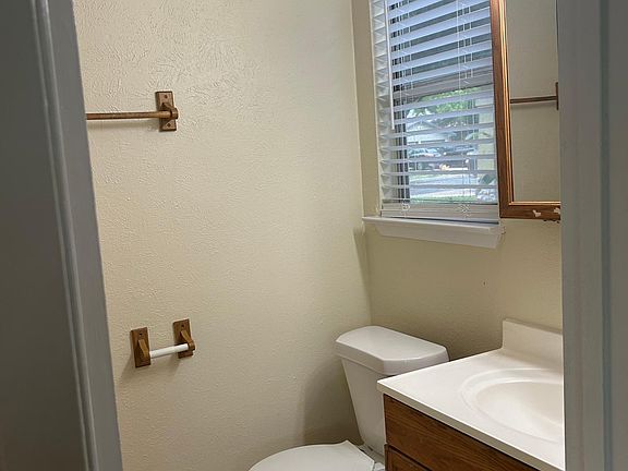 4th image of 904 Chiswick Dr