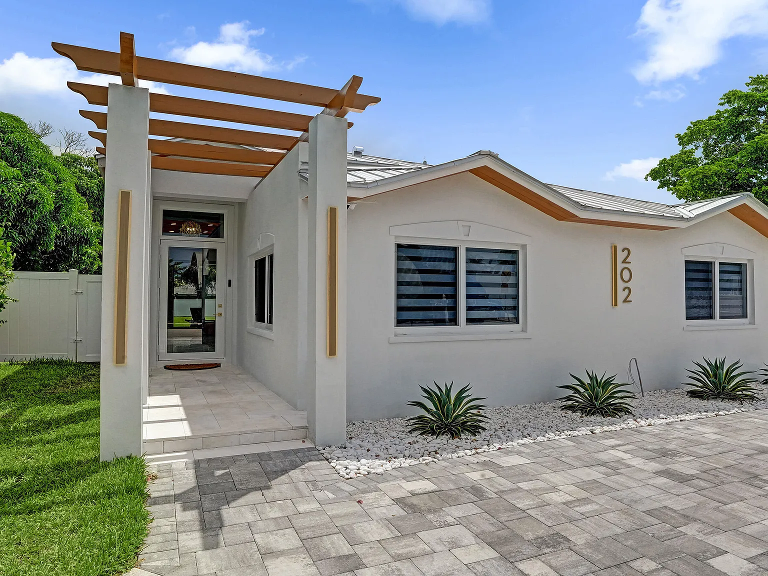 3 bed, 3.0 bath, 1850 sqft, $6,500 — Photo 3