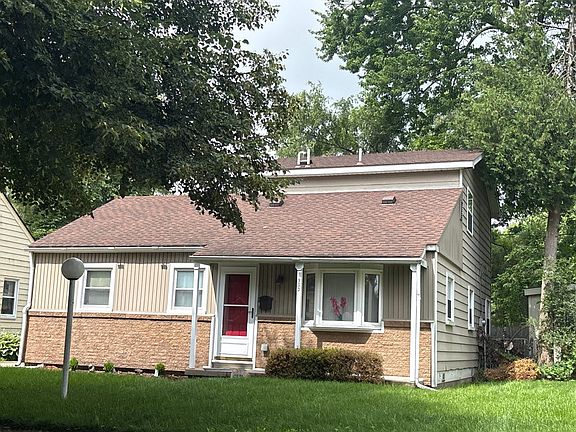 2nd image of 300 Middle Dr