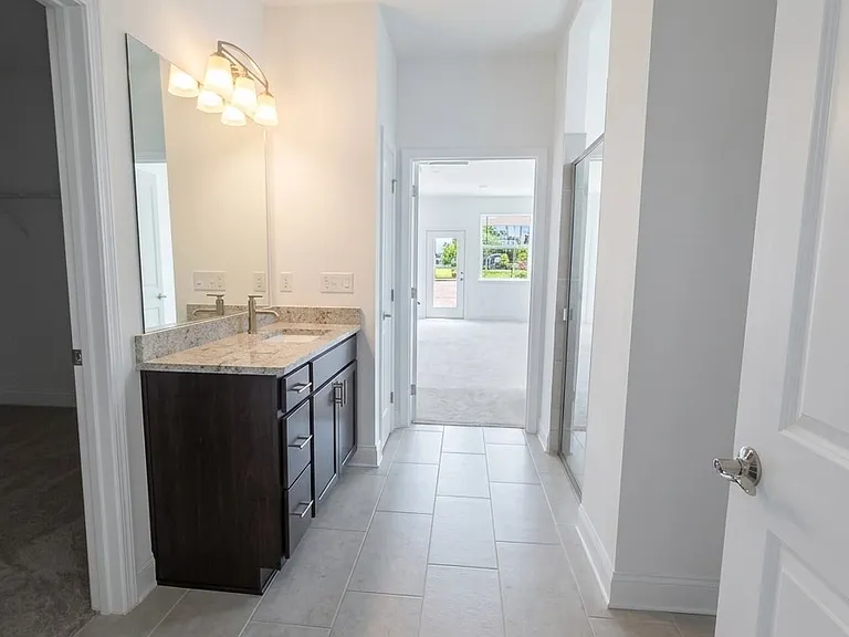 384 Yardley Ln — Photo 10