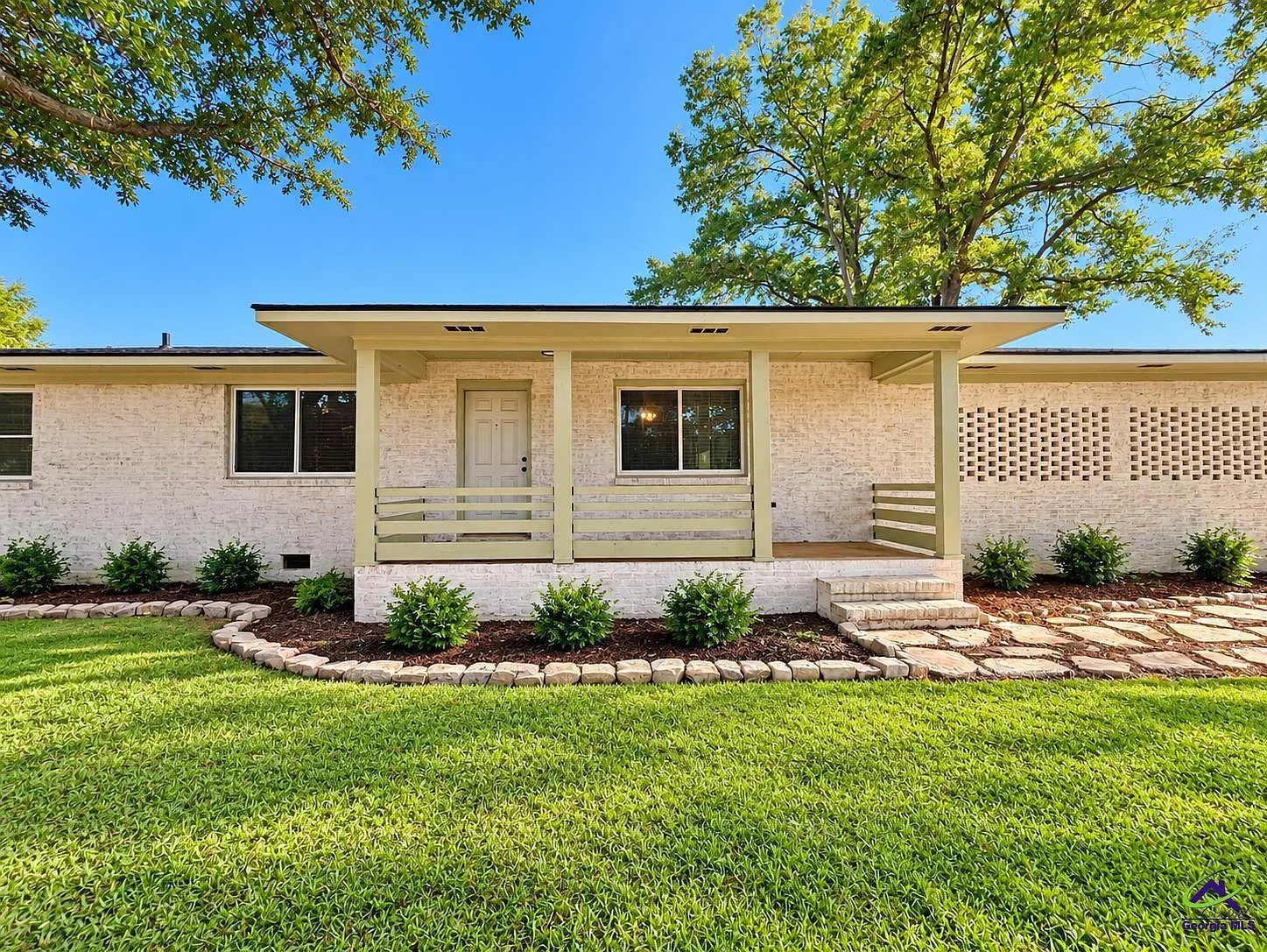 4 bed, 2.0 bath, 2200 sqft, $2,500 — Photo 2