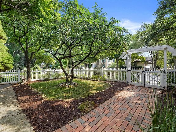 4th image of 1816 E Beverly ROAD