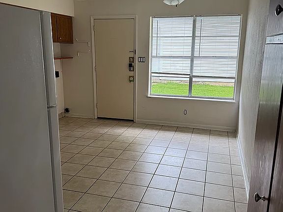 2nd image of 819 Sun Valley Dr