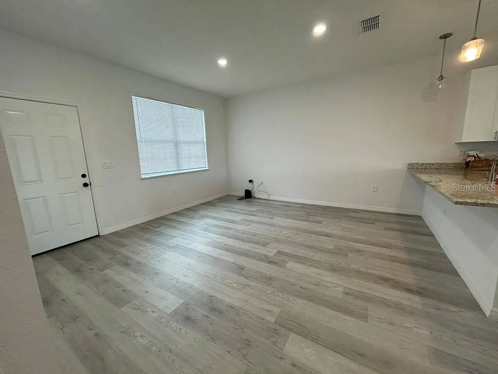 3 bed, 2.0 bath, 1416 sqft, $2,100 — Photo 3