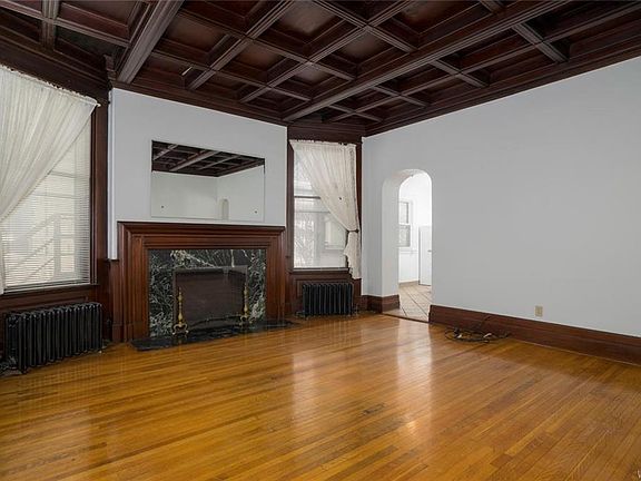 5th image of 721 W Ferry St