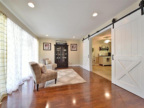 4th image of 3716 Meadow Dr