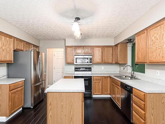 5th image of 653 Village Park Dr