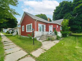 307 6th St, Manistee, MI 49660