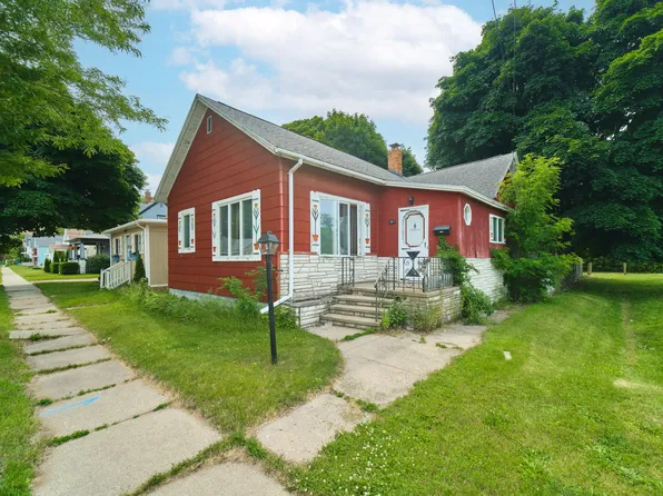 307 6th St, Manistee, MI 49660
