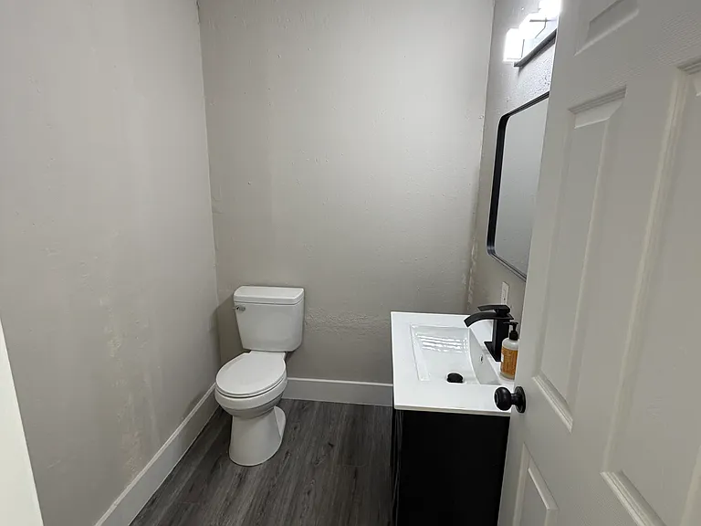 409 W 21st St — Photo 15