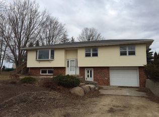 10326 Curtiss Rd, Mazomanie, WI 53560
