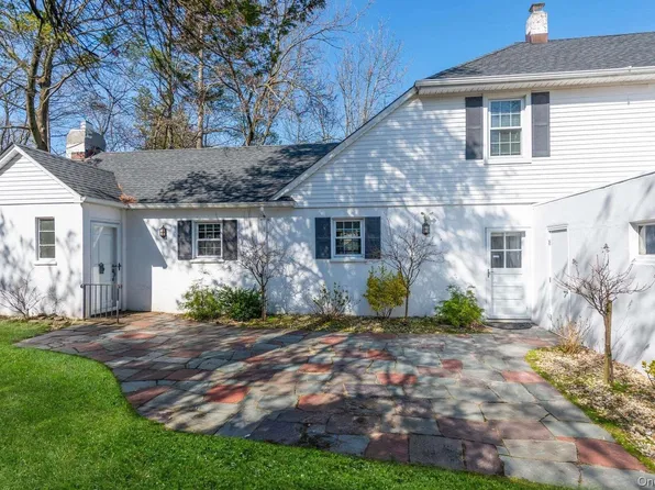 1011 Plandome Rd, Manhasset, NY 11030