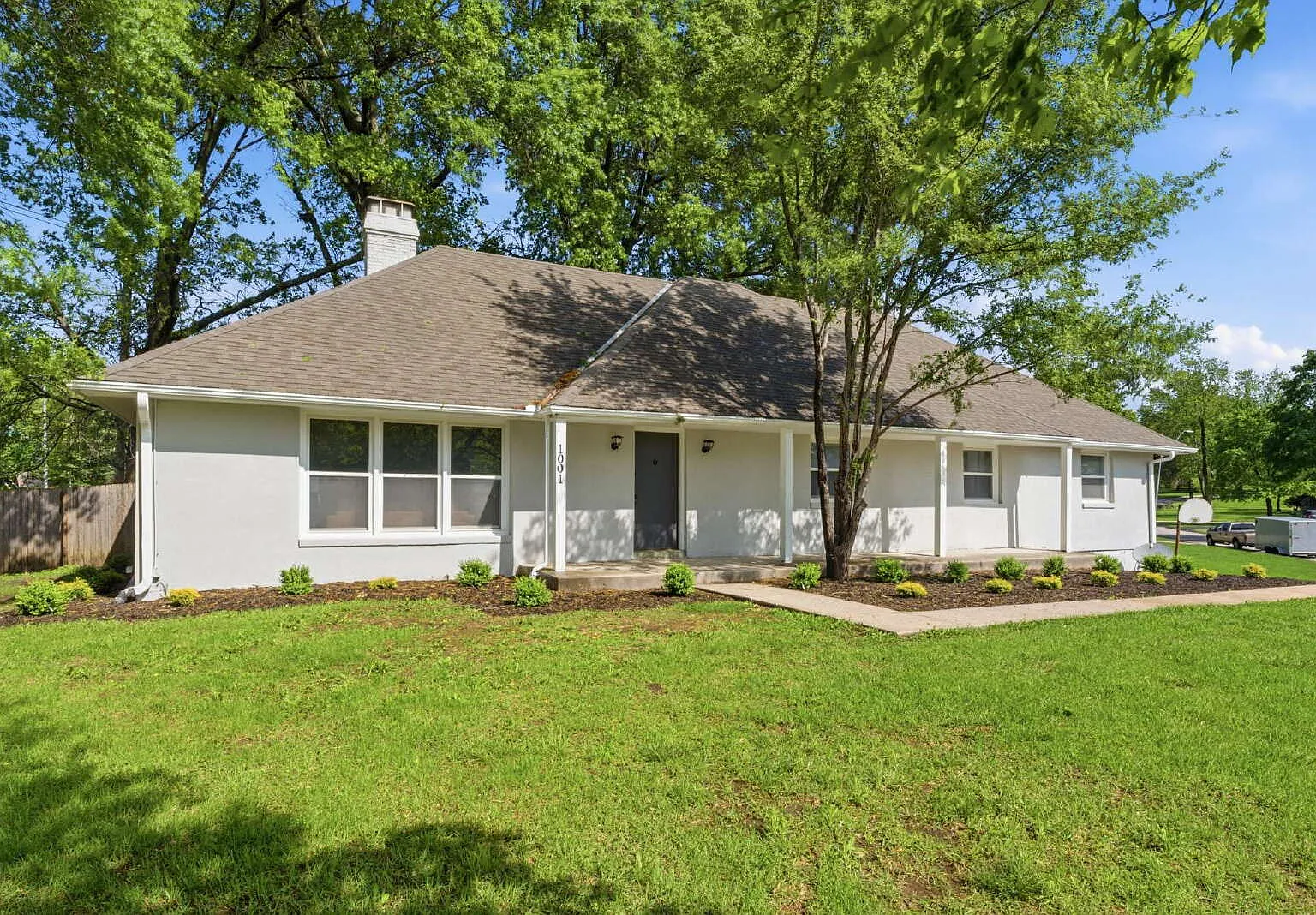 4 bed, 2.5 bath, 2100 sqft, $2,500 — Photo 3