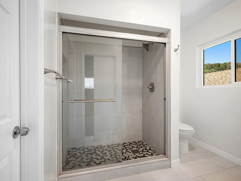 2116 E Chevy Chase Dr #C — Photo 18