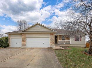 1105 Creekside Ct, Raymore, MO 64083