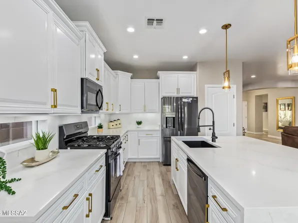 8072 N Wayward Star Dr, Tucson, AZ 85743
