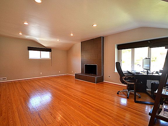 3rd image of 306 Parkwood Drive