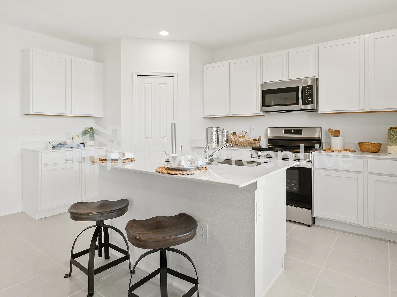 5 bed, 3.0 bath, 2451 sqft, $2,465 — Photo 2