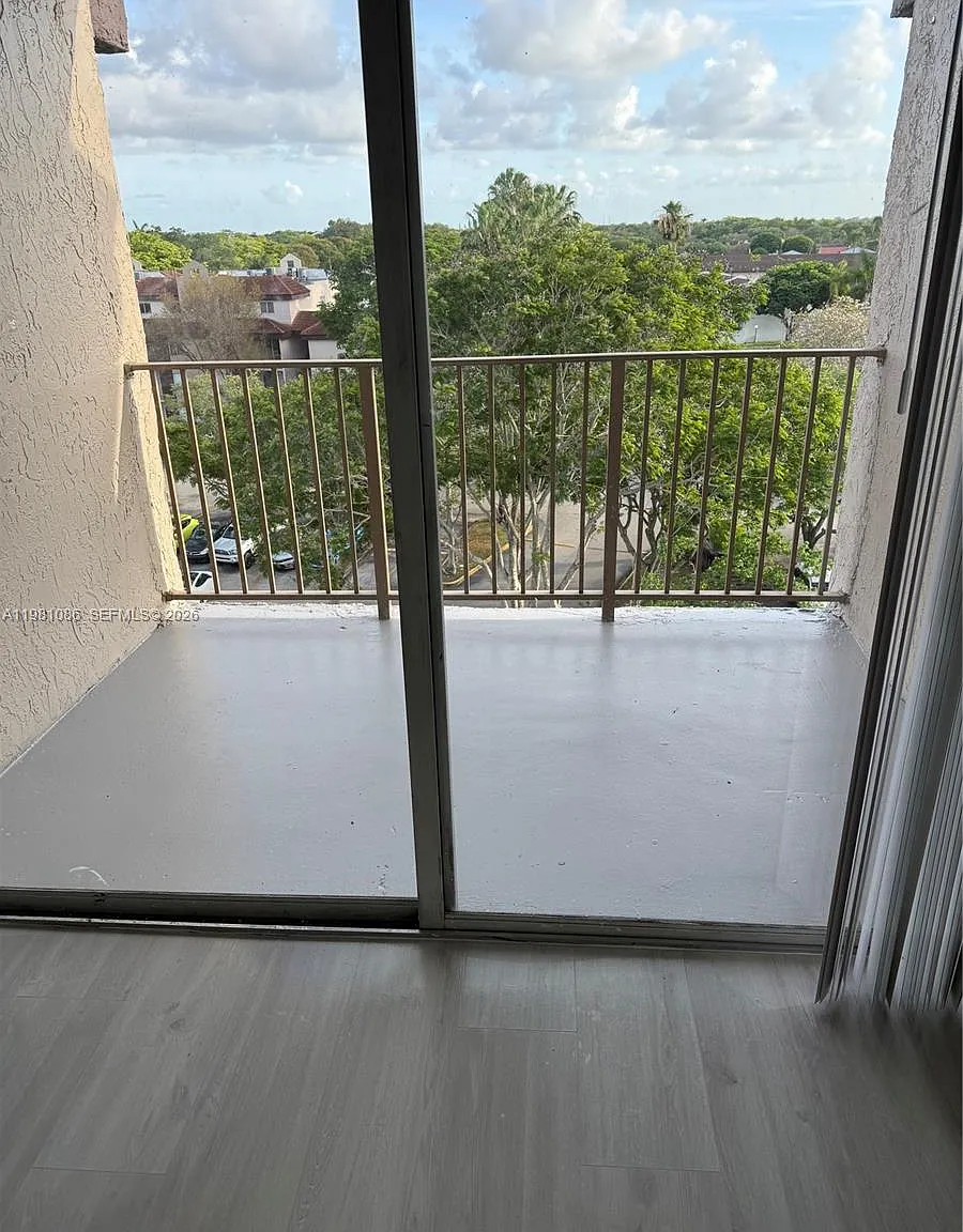Kendall Lake Towers Condo — Photo 4