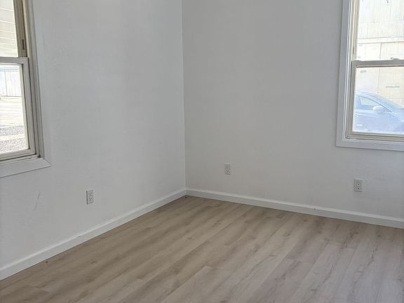 5th image of 218 Oak St Unit A
