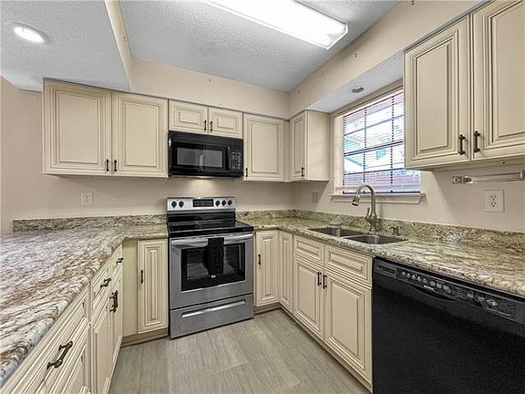 5th image of 323 Cedarwood Dr