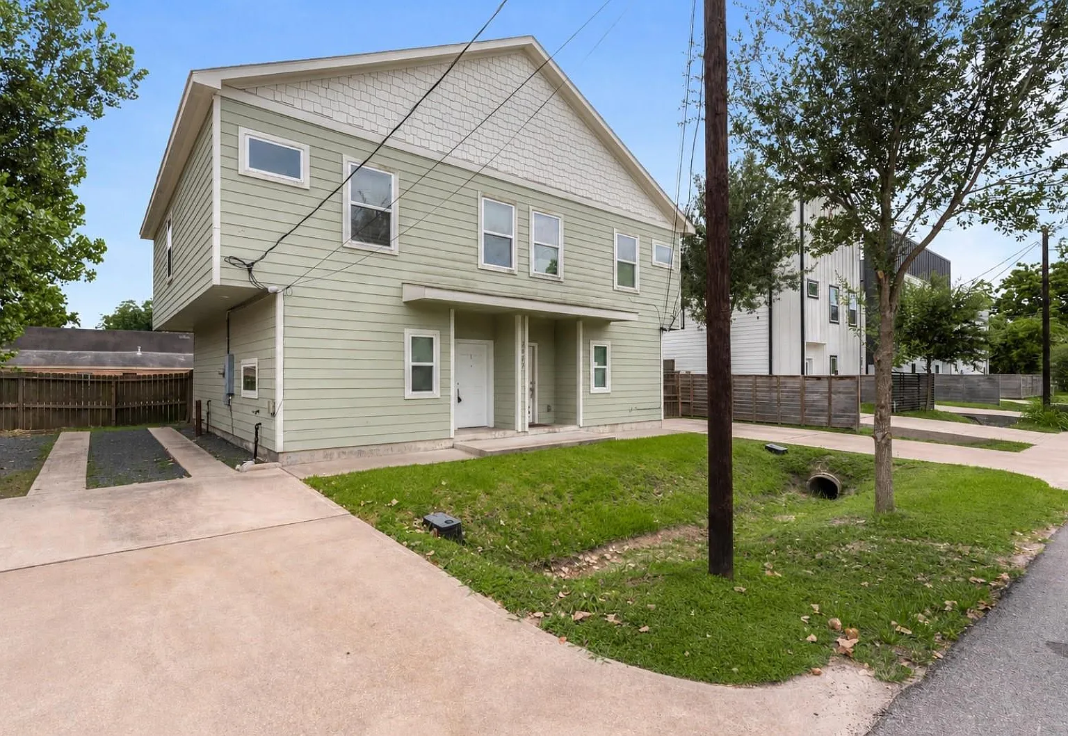 3 bed, 2.5 bath, 1195 sqft, $1,600 — Photo 1