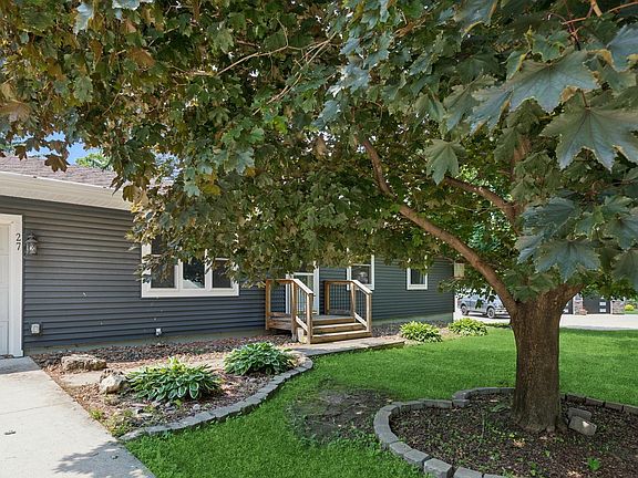 3rd image of 27 Kings Row Dr