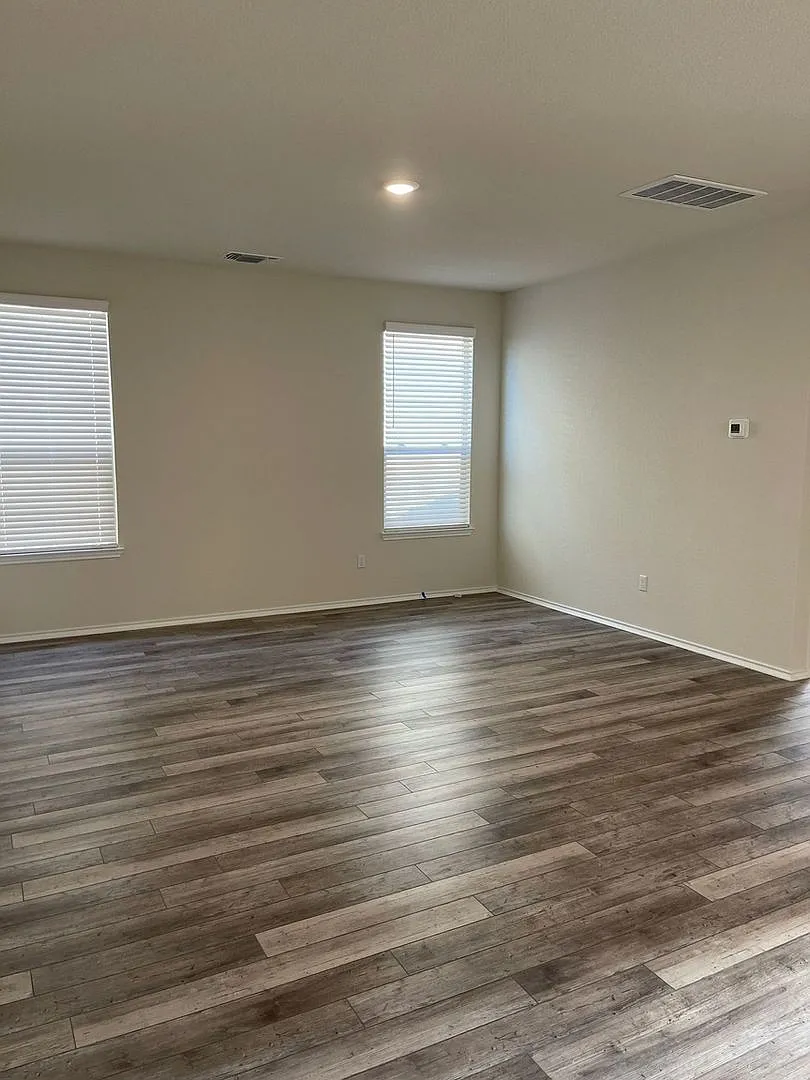 (Reduced Recently) Charming 4br House In Leander — Photo 2