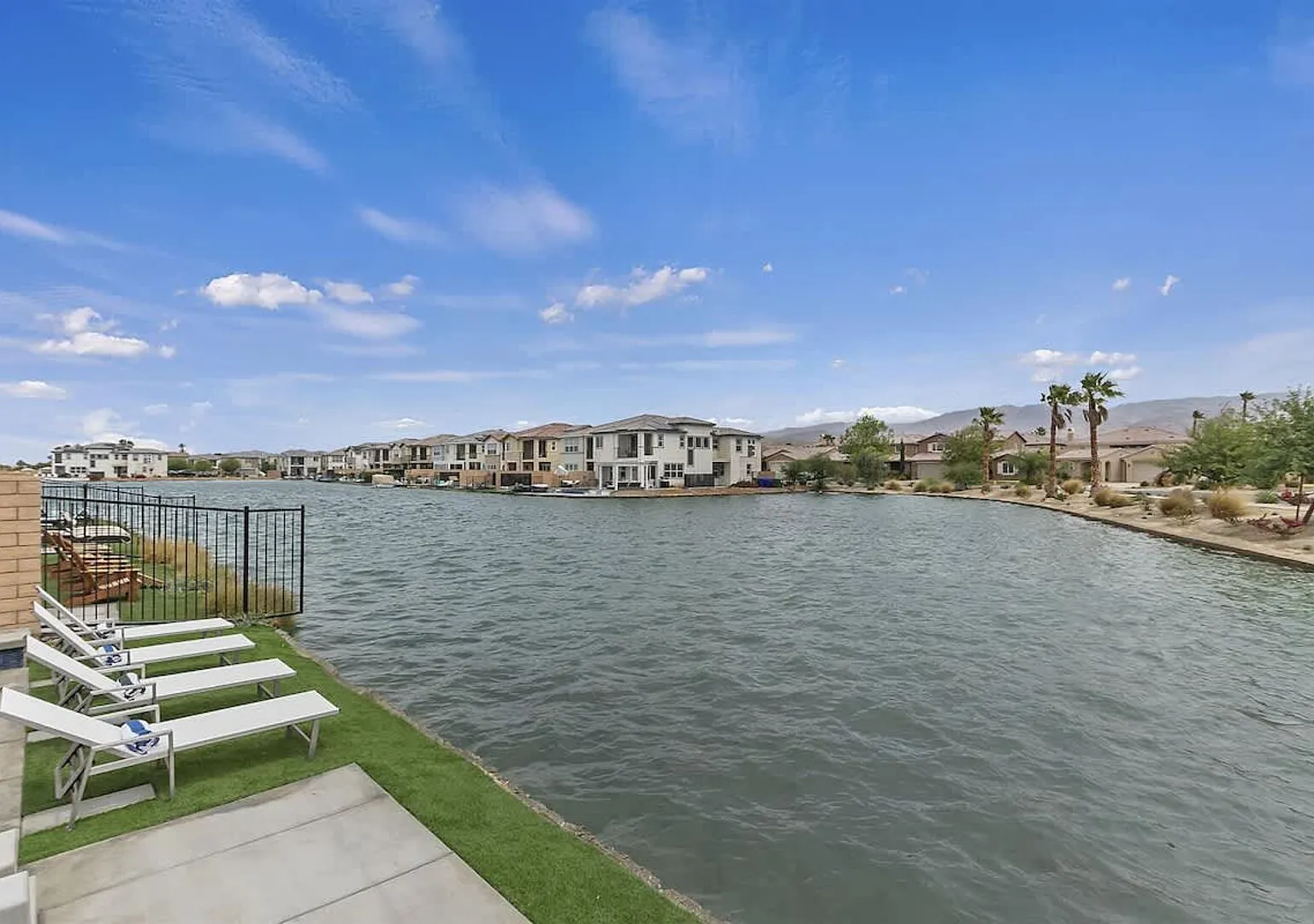 Private Lakeside Family Villa! Pool/Spa/Game tables — Photo 2