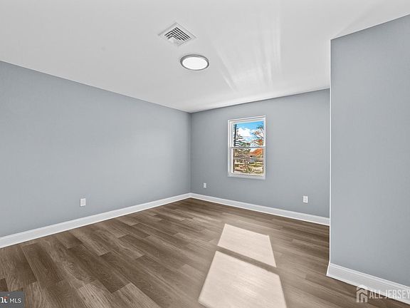4th image of 245 William St APT A