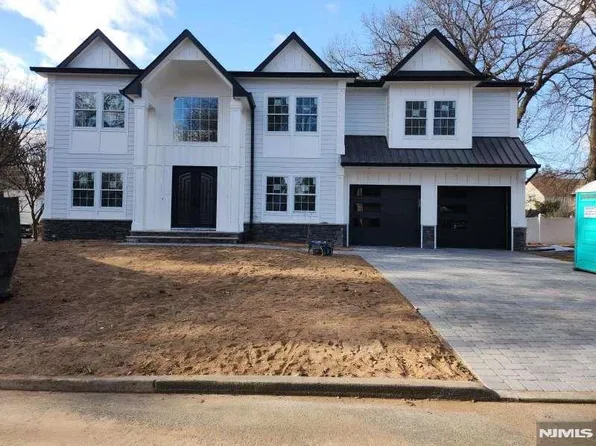 377 Kenwood Rd, Paramus, NJ 07652