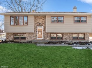 1803 Fairfield Rd, Lindenhurst, IL 60046