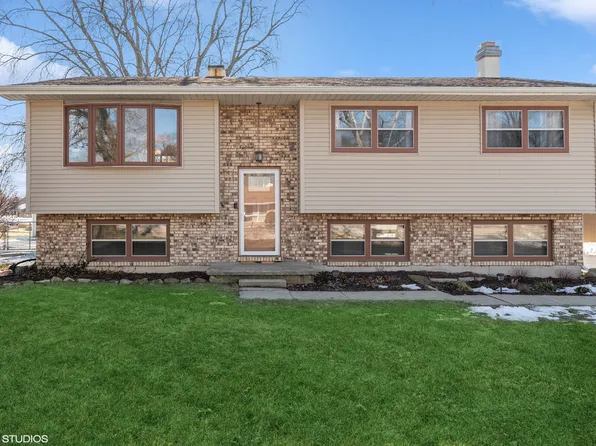 1803 Fairfield Rd, Lindenhurst, IL 60046