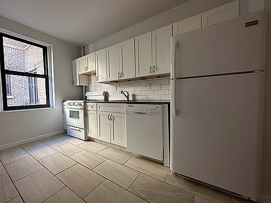 4th image of 165 Pinehurst Ave APT 4H