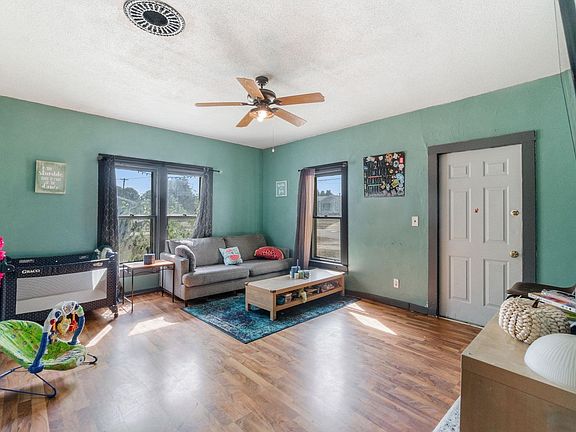 3rd image of 102 Oak St
