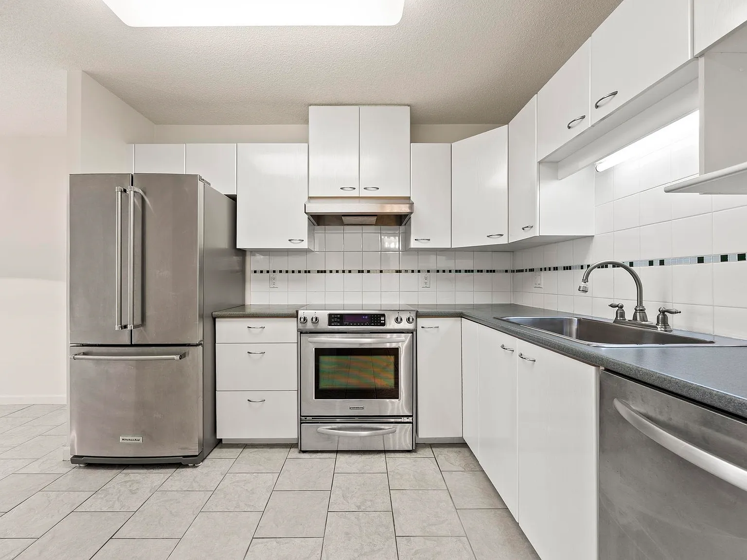 2 bed, 1028 sqft, $3,200 — Photo 3