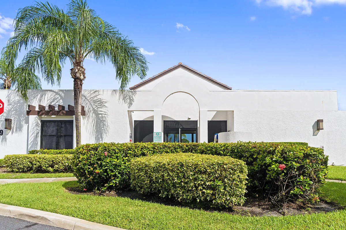 Building Photo - 215 Lake Pointe Dr #105