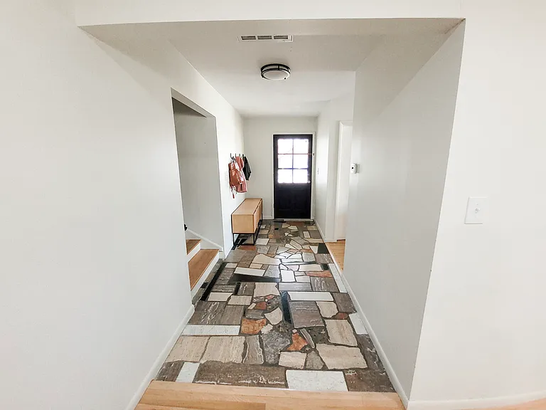 517 E McGee St — Photo 2