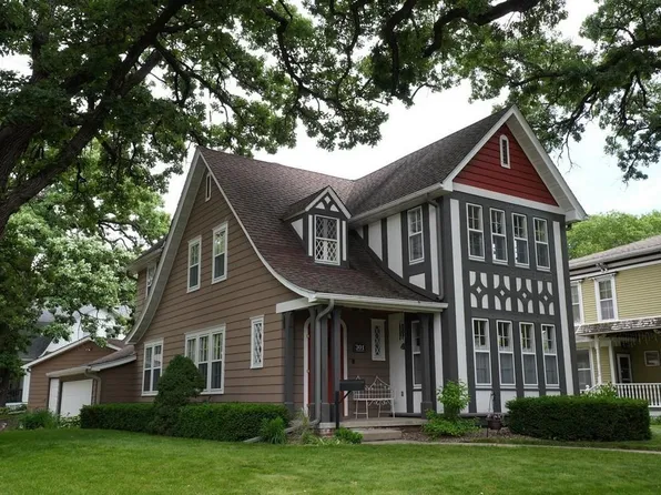 301 Ferguson St, Charles City, IA 50616