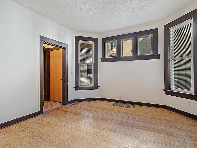 525 8th Ave SE — Photo 18