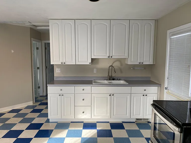 1686 W Marshall Ave — Photo 5