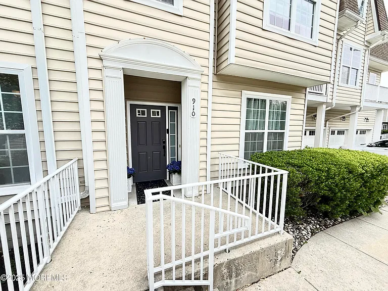 910 Abby Rd — Photo 3
