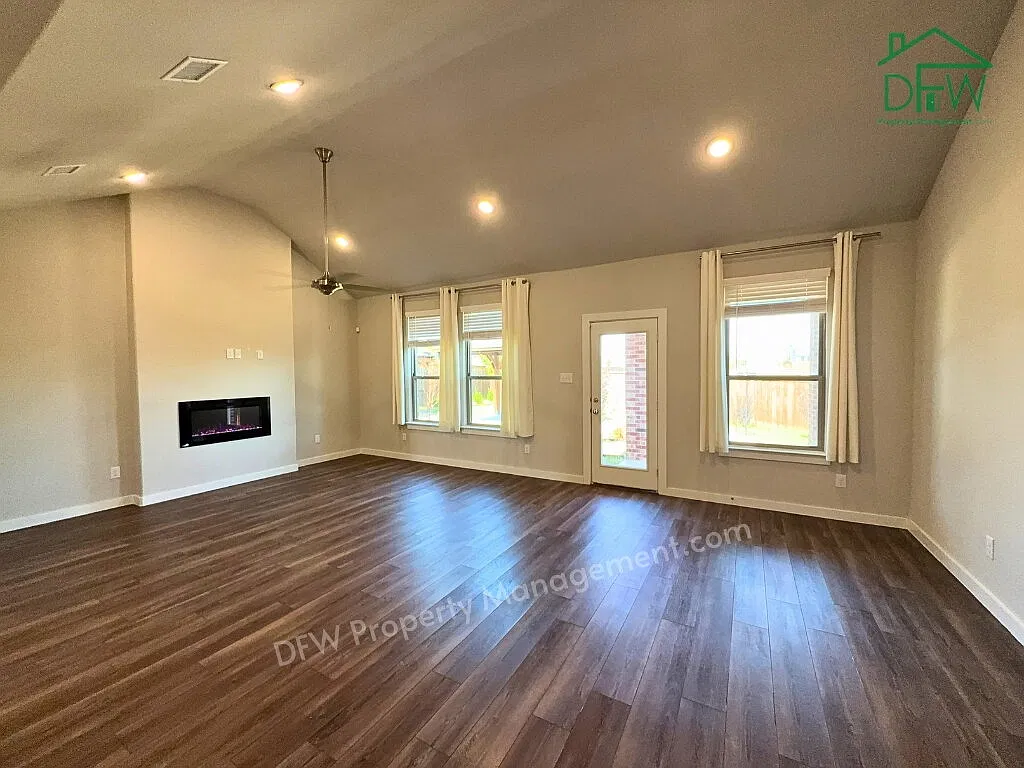 5 bed, 3.0 bath, 2998 sqft, $3,195 — Photo 2