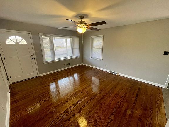 3rd image of 403 Swanson St