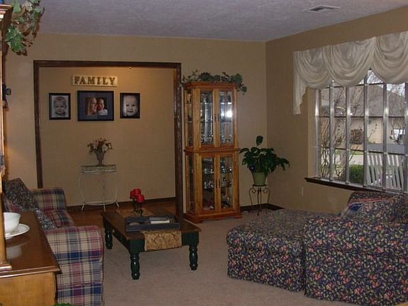 4th image of 909 NW Cheryl Cir